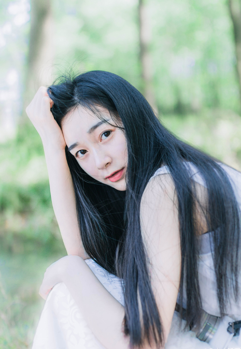 “放肆！”却见被雄阔海派出来保护刘璋的十名骠骑卫见有人竟然胆敢拦路，迅速摘下背上弓弩，随着队率一声令下，一支支弩箭破空而出，只是十人结成的弩阵，却令数十名家奴不能上前，一波接着一波的箭雨射过去，数十名家丁包括那名拦路的士族，甚至连反应都来不及，不到盏茶功夫，连求饶的机会都没有，便尽数倒在血泊之中，无一生还。